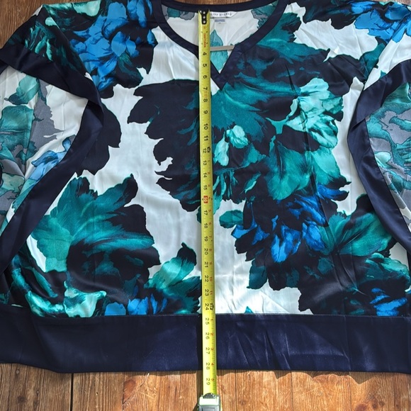 Peter Nygard Women’s Beautiful Colorful Flowing Silky Blouse Women’s Size XL EUC - Picture 10 of 11